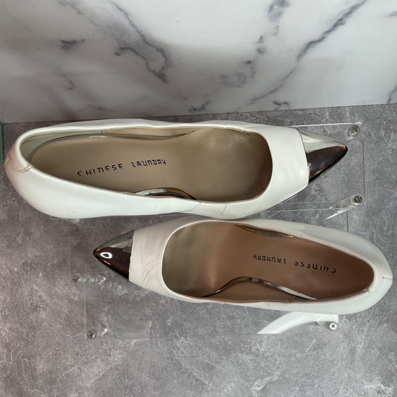 Used Chinese Laundry Women's Danger Zone Pump White Silver toe Size 10 - Picture 3 of 6
